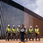 EE.UU. PINTA DE NEGRO EL MURO FRONTERIZO CON MÉXICO
